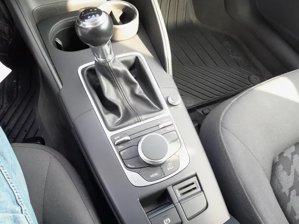 Audi A3 1,6 TDI serviska 2x klíč - foto 12