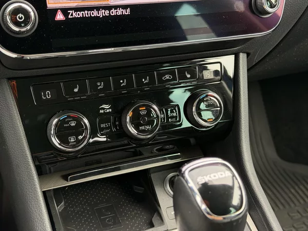 Škoda Superb 2.0 TDI 147kW Style Combi DSG - foto 17