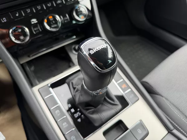 Škoda Superb 2.0 TDI 147kW Style Combi DSG - foto 18