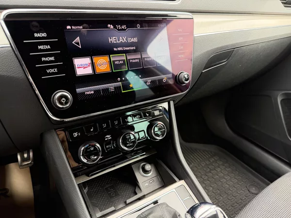 Škoda Superb 2.0 TDI 147kW Style Combi DSG - foto 22