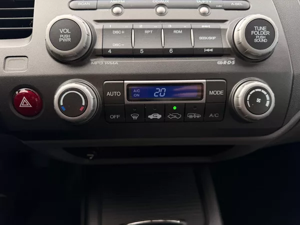 Honda Civic 8. gen 1.8 LS - foto 14