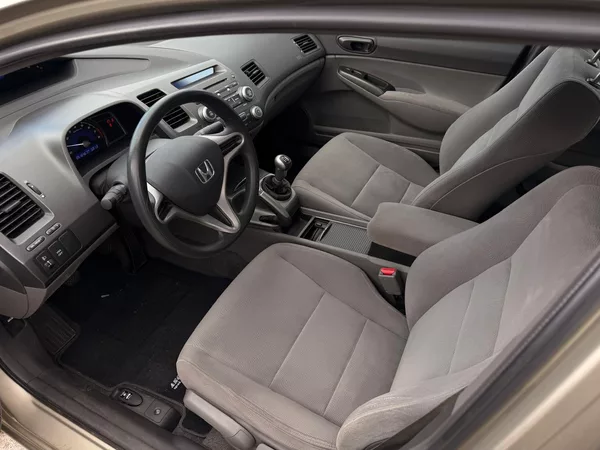 Honda Civic 8. gen 1.8 LS - foto 19