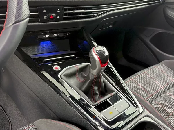 Volkswagen Golf GTI 2.0 TSI 180kW - foto 23
