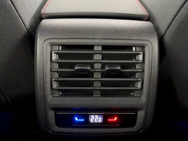 Volkswagen Golf GTI 2.0 TSI 180kW - foto 27