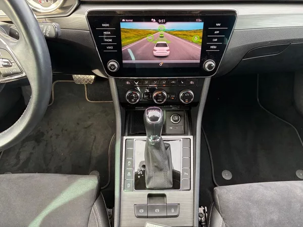 Škoda Superb STYLE 2.0TSI 140kW DSG DPH CZ - foto 10