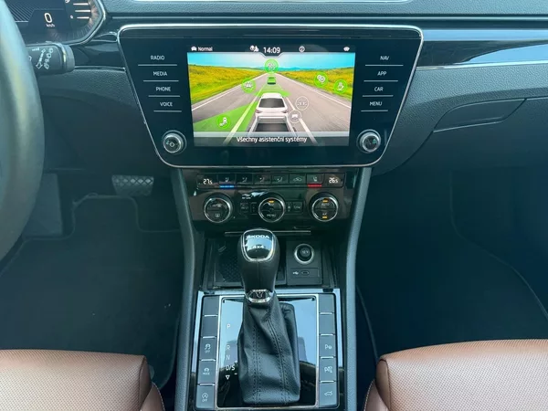 Škoda Superb L&K 2.0TDI 147kW DSG 4x4 TAŽNÉ - foto 10