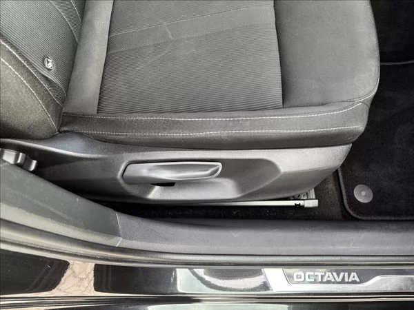 Škoda Octavia 2,0 TDI 110kW Style - foto 24