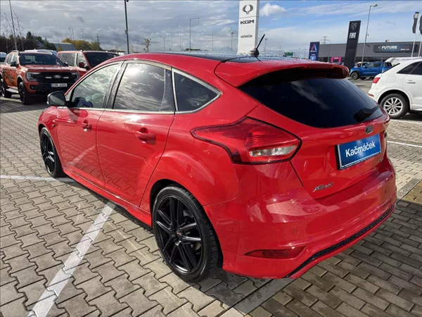 Ford Focus 1,0 EcoBoost RaceRed ST-line - foto 3