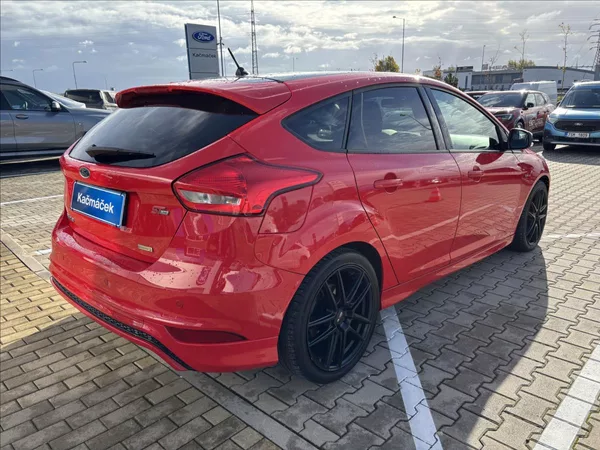 Ford Focus 1,0 EcoBoost RaceRed ST-line - foto 5