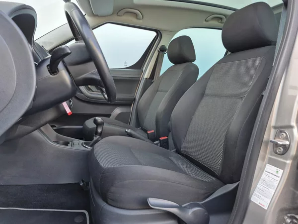 Škoda Roomster Scout 1.6 TDI 66 kW - foto 13