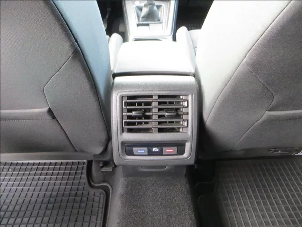 Volkswagen Golf 1,5 TSI 96kW STYLE Navi ČR - foto 21