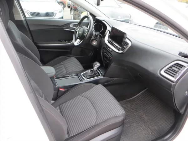 Kia Ceed 1,5 T-GDI 118kW SW Top AUT ČR - foto 10