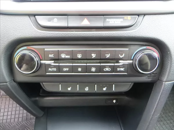 Kia Ceed 1,5 T-GDI 118kW SW Top AUT ČR - foto 15