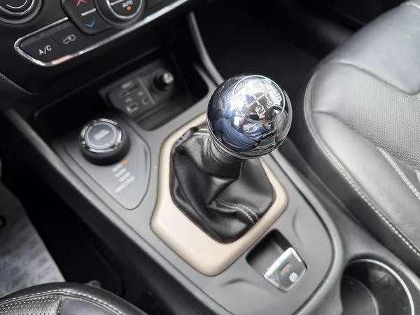 Jeep Cherokee 2.0 M-JET 4X4 LIMITED NAV KŮŽE - foto 31