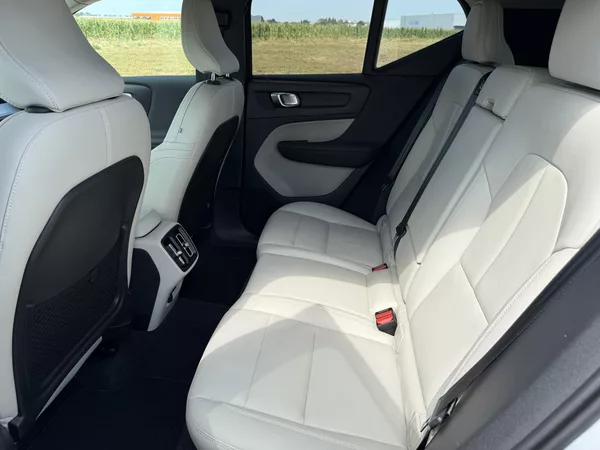 Volvo XC40 2.0 T4 4X4 360K KŮŽE ČR DPH! - foto 33