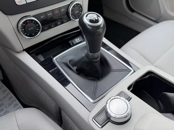 Mercedes-Benz Třídy C 180 CGI NAVI MANUAL SERVISKA - foto 27