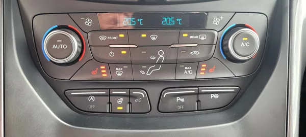 Ford Kuga 2,0TDCi 132kW DSG 4×4 Vignale - foto 25