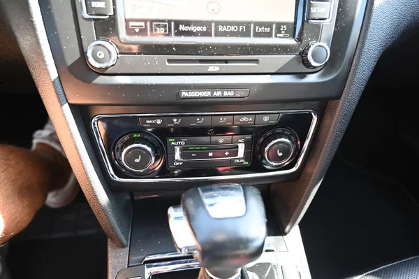 Škoda Superb 2.0TDI 125KW DSG Elegance 9/12 - foto 15