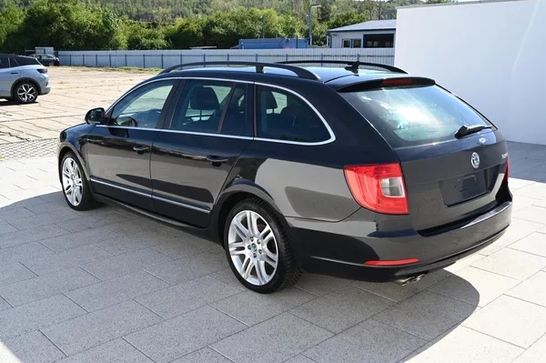 Škoda Superb 2.0TDI 125KW DSG Elegance 9/12 - foto 8