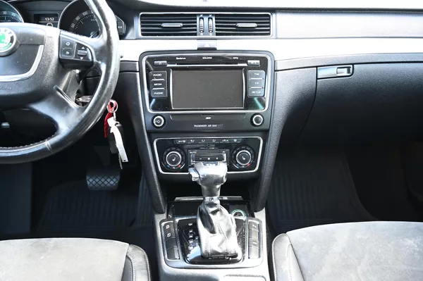 Škoda Superb 2.0TDI 125KW DSG 3/2011 - foto 11