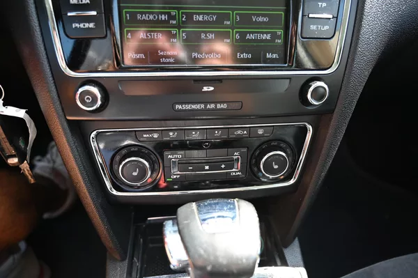 Škoda Superb 2.0TDI 125KW DSG 3/2011 - foto 14