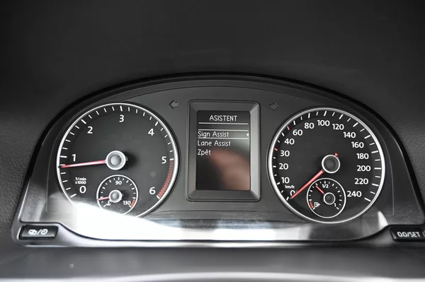 Volkswagen Touran 2.0TDI 103KW Life 10/2013 - foto 20