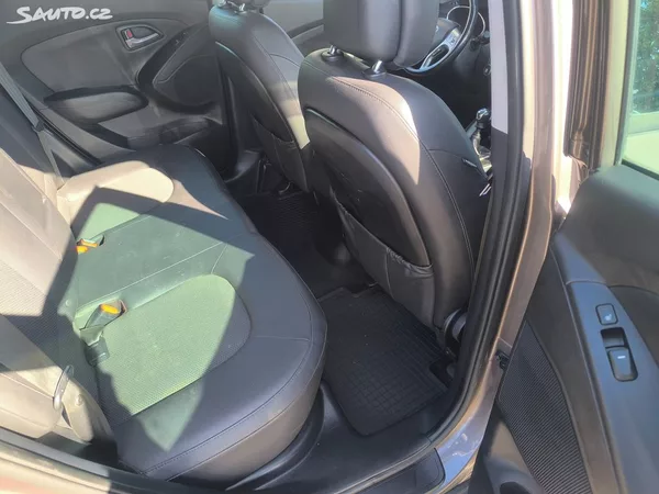 Hyundai ix35 2.0D4X4,90KM,MAX VÝBAVA,KRÁSNÝ - foto 10