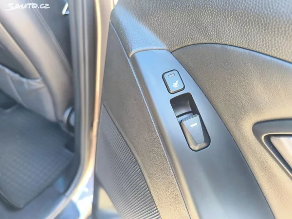 Hyundai ix35 2.0D4X4,90KM,MAX VÝBAVA,KRÁSNÝ - foto 11