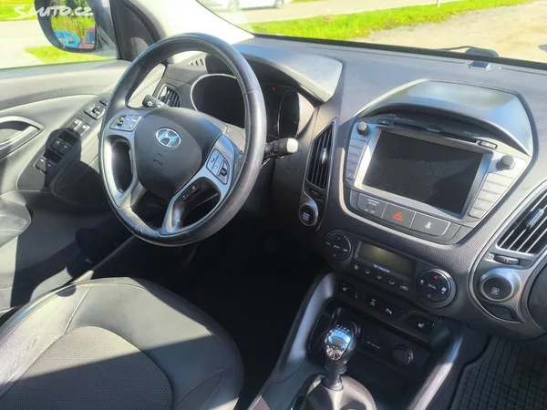 Hyundai ix35 2.0D4X4,90KM,MAX VÝBAVA,KRÁSNÝ - foto 13