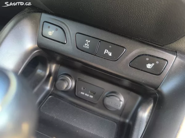 Hyundai ix35 2.0D4X4,90KM,MAX VÝBAVA,KRÁSNÝ - foto 15