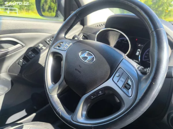 Hyundai ix35 2.0D4X4,90KM,MAX VÝBAVA,KRÁSNÝ - foto 17