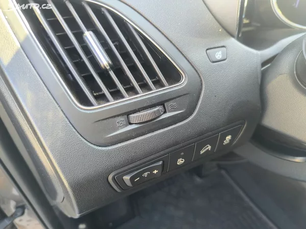 Hyundai ix35 2.0D4X4,90KM,MAX VÝBAVA,KRÁSNÝ - foto 21