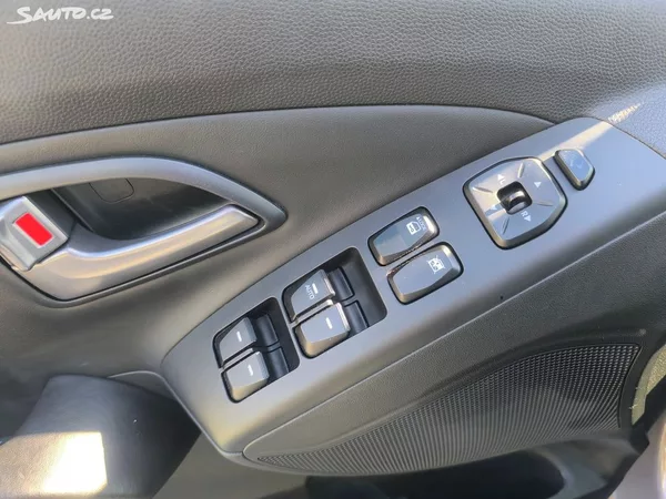 Hyundai ix35 2.0D4X4,90KM,MAX VÝBAVA,KRÁSNÝ - foto 22