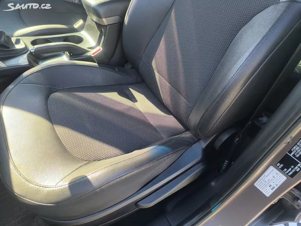 Hyundai ix35 2.0D4X4,90KM,MAX VÝBAVA,KRÁSNÝ - foto 23