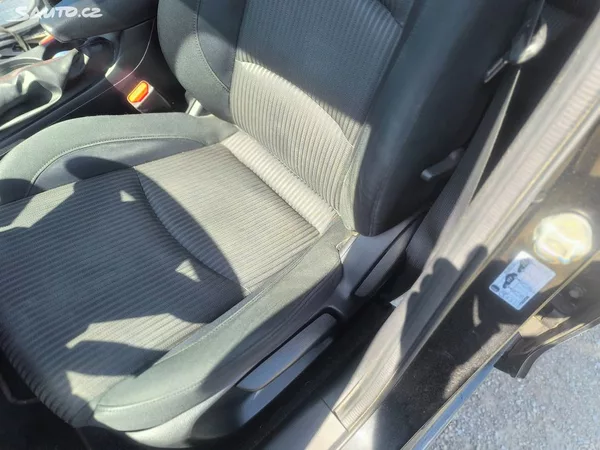 Mazda 3 KRÁSNÁ,SERVISKA,1MAJ,VÝBAVA - foto 15