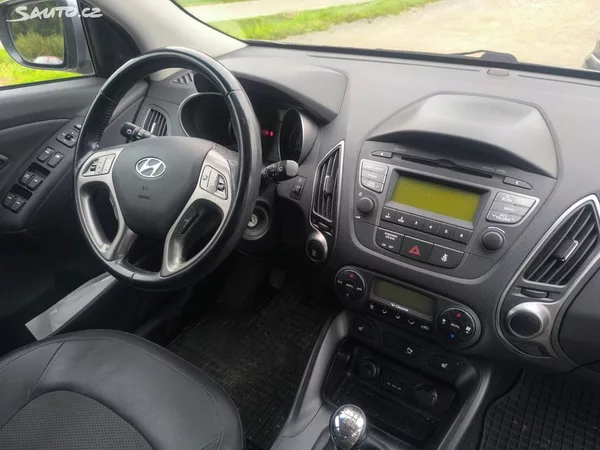 Hyundai ix35 2.0D4X4,70KM,MAX VÝBAVA,KRÁSNÝ - foto 14
