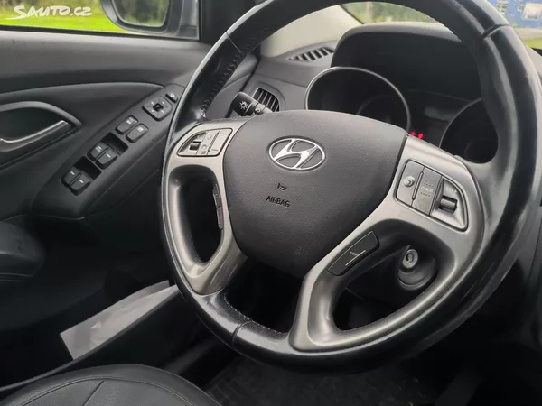 Hyundai ix35 2.0D4X4,70KM,MAX VÝBAVA,KRÁSNÝ - foto 17