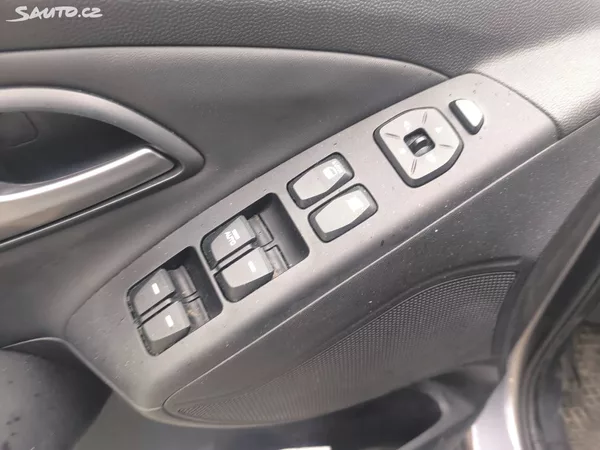 Hyundai ix35 2.0D4X4,70KM,MAX VÝBAVA,KRÁSNÝ - foto 24