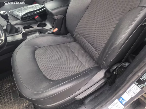 Hyundai ix35 2.0D4X4,70KM,MAX VÝBAVA,KRÁSNÝ - foto 25
