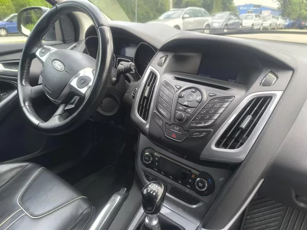 Ford Focus 2.0TDCI103KW,MAX VÝBAVA,KRÁSNÝ - foto 11