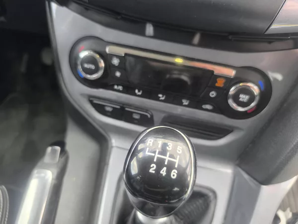 Ford Focus 2.0TDCI103KW,MAX VÝBAVA,KRÁSNÝ - foto 14