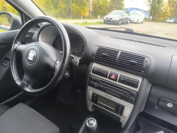 Seat Leon TDI66KW,KRÁSNÝ,110KM, SERVISKA - foto 9