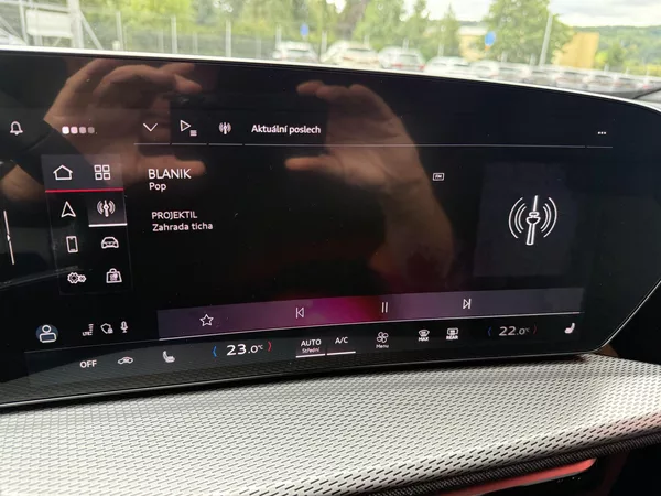 Audi Q5 TDI 150kW 4X4 S-LINE R20 3D!!! - foto 42