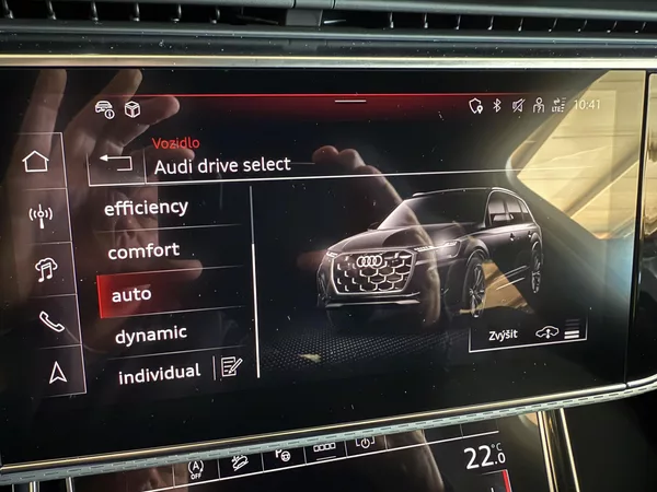 Audi Q7 50TDI 210kW S-LINE 7MÍST NZN!! - foto 55