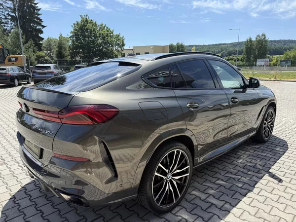 BMW X6 30XD 210kW M-PAKET R22 BLACK!! - foto 11