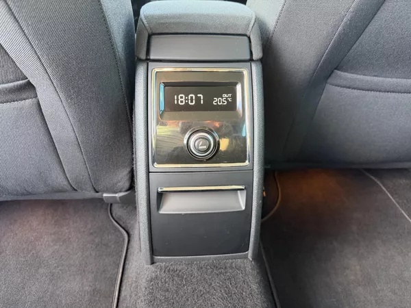 Škoda Superb 2,0TDI 125kW DSG ELEGANCE - foto 39