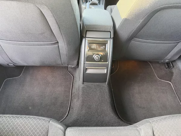 Škoda Superb 2,0TDI 125kW DSG ELEGANCE - foto 40