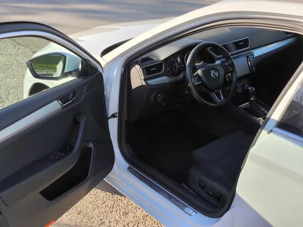 Škoda Superb 2,0TDI 110kW DSG ACC STYLEPLUS - foto 16