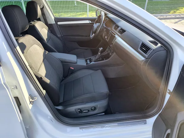 Škoda Superb 2,0TDI 110kW DSG ACC STYLEPLUS - foto 33
