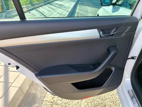 Škoda Superb 2,0TDI 110kW DSG ACC STYLEPLUS - foto 44